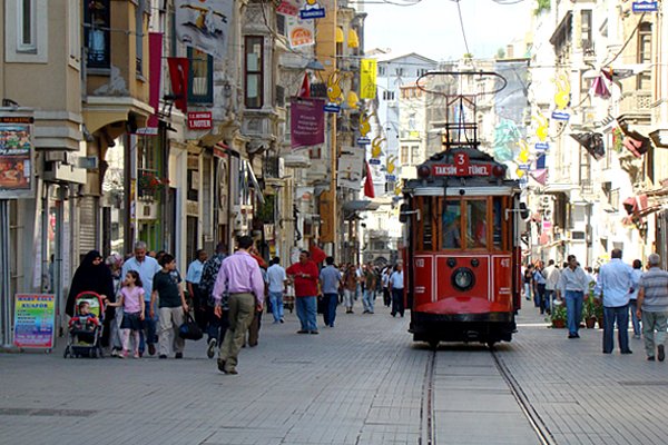 6. "Yaşamak için Avrupa, yaşlanmak için Anadolu Yakası" denir. Doğrudur çünkü Anadolu Yakası sizi çileden çıkartarak bir günde yaşlandırabilir.