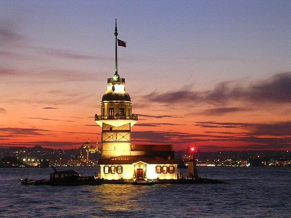 8. Hakkını yemeyelim, tabii ki İstanbul'da Avrupa Yakasında olmayan muhteşem yapılar da var. Mesela Kız Kulesi.