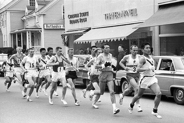 7. Ve böylece antrenörü Arnie Briggs’le kafa kafaya verip araştırırlar. O güne kadar Boston maratonunda kayıtlı koşan kadın atlet olmamıştır, ancak öte yandan kadınlar katılamaz diye yazılı bir kural da bulamazlar!