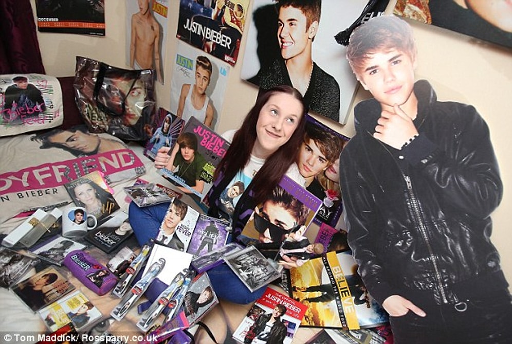 "Justin Benim Kocam" Diyerek Soyadını Değiştirip Justin Bieber Kartonuyla Uyuyan Hayran