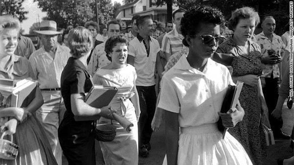 1. 50'li ve 60'lı yıllar Amerikan tarihinde önemli bir yere sahiptir. Siyahların ve kadınların, mevcut düzene karşı başlattığı demokratik hak mücadeleleri bu döneme damgasını vurmuştur.