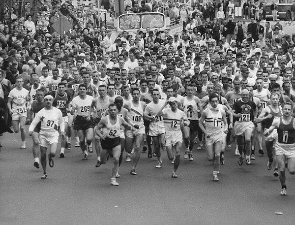 4. Yıl 1967, yer Boston. 1887 yılından beri her Nisan ayının üçüncü pazartesi günü gerçekleştirilen maraton için her şey hazırdır. Yani tüm erkekler başlangıç çizgisindedir.