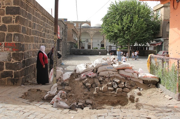 17. Harç karmak, inşa etmek için gereken kum çuvallarını savaşa döküyoruz.