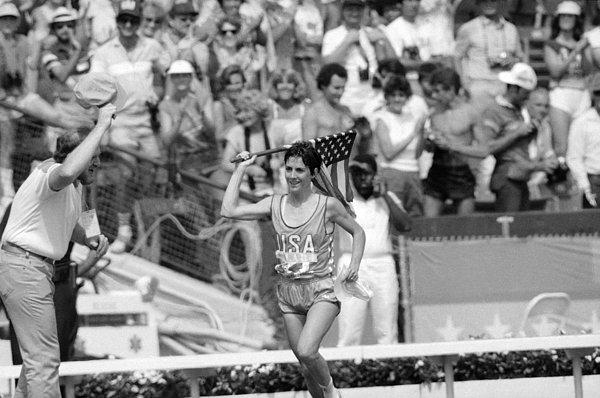 21. Bu adım, 1984’te kadın maratonunun olimpiyat programına dahil edilmesine kadar uzanan yolun da kilometre taşıdır.
