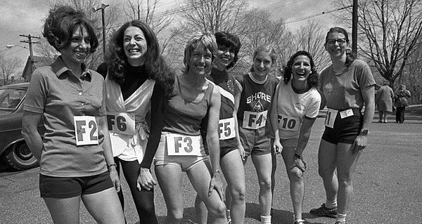 20. Fakat Katherine Switzer, diğer katılımcılarla birlikte Boston Atletizm Derneği’ni ikna ederek kadınlara maraton hakkının 1972’te verilmesini sağlar.