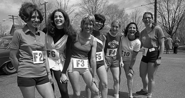 20. Fakat Katherine Switzer, diğer katılımcılarla birlikte Boston Atletizm Derneği’ni ikna ederek kadınlara maraton hakkının 1972’te verilmesini sağlar.