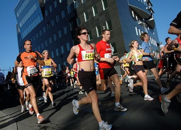 24. Bugün dünyanın en hızlı erkek maraton koşucusu, 2:02:57'lik derecesiyle Dennis Kimetto. Kadınlarda ise 2:15:25 ile Paula Radcliffe. Onca eşitsizliğe ve geç kalınmışlığa rağmen fark sadece on iki dakika yirmi sekiz saniye. Tabii anlayana..