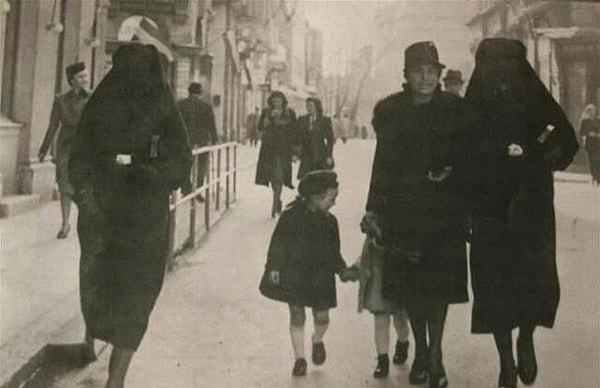 1. Yugoslavya'da komşusu olan Yahudi bir kadını peçeyle saklayıp koruyan bir kadın.