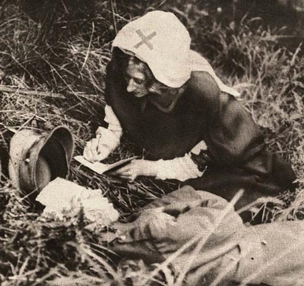 4. 1917'de Kızılhaçlı bir hemşire İngiliz Askerin son sözlerini kaydederken.