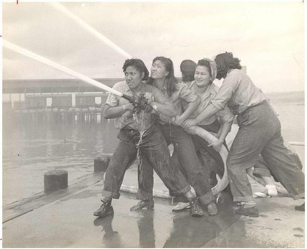 7. 1941 Pearl Harbor saldırısında gönüllü olarak itfaiyecilik yapan kadınlar.