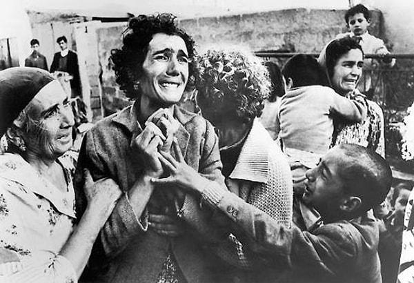 10. Kıbrıslı kadın Donald McCullin 1964'te bir savaş sırasında öldürülen kocası için ağlayıp savaşa isyan ederken.