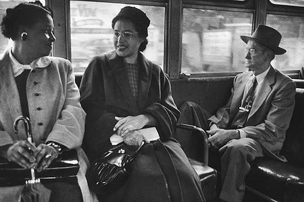 12. Rosa Parks'ın otobüste ön sıralara oturmasına karşı çıkan beyaz bir adamla girdiği mücadeleyi siyah kadınların kazanması.