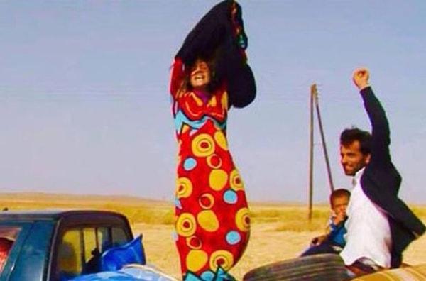 13. IŞİD'in elinden kurtulan Ezidi kadının kölelikten kurtulma sevinci.