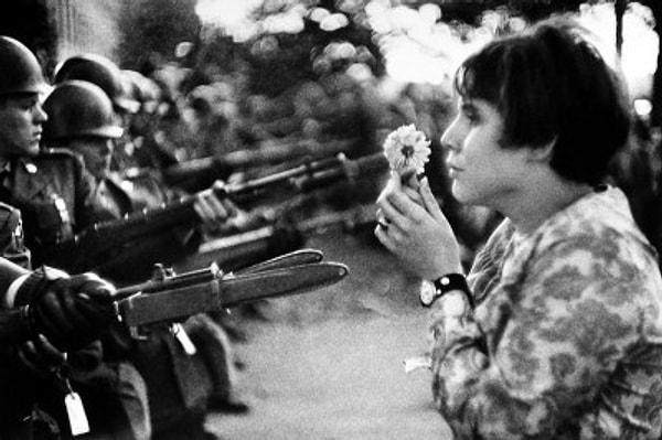 15. Hitler faşizminin 1939 yılında Polonya’yı işgal etmesini silaha karşı çiçek yoluyla protesto eden Polonyalı kadın.