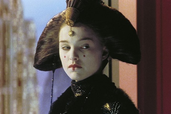 15. Невероятно сложных причесок и макияжа.