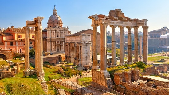 Türkiye’den Roma’ya Giden Öğrenci 1800 Yıllık Sütuna Adını Yazdı, Gözaltına Alındı