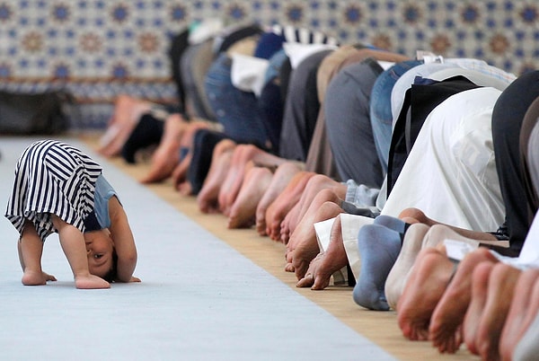 12. Namaz, Arapça kökenli bir kelimedir.