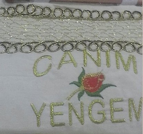 Şehirler arası otobüs yolculuklarında araç mola verdiğinde; dinlenme tesislerindeki hediyelik eşyalara göz atmak.