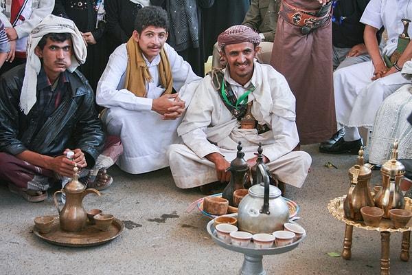 10. Kahve Yemen'den geldiğine göre, oradakiler sabah öğle akşam mis gibi kahve içiyorlardır.