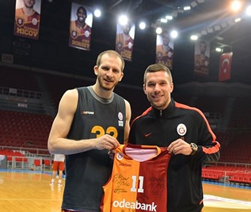 Podolski'den Galatasaray Basketbol Takımına Ziyaret