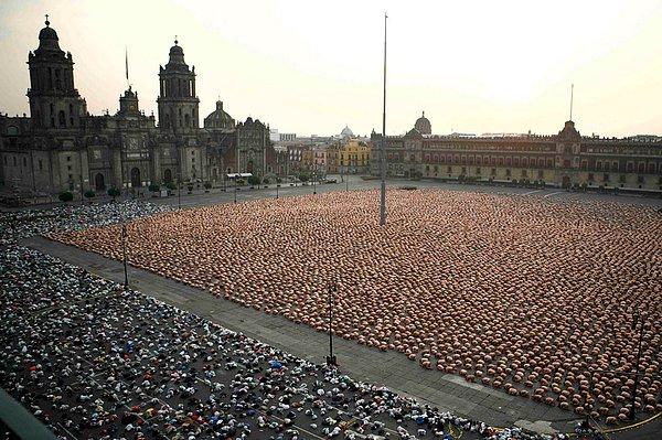 18. 2003’te Barcelona’da 7 bin, 2007'de ise Mexico City'de 18.000'den fazla insanla çalışmıştır.