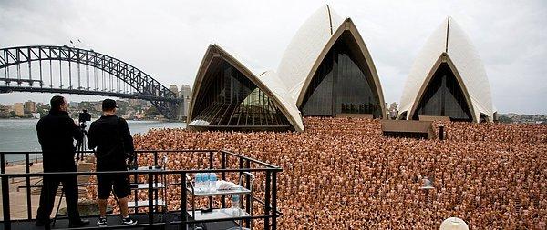 19. Sidney'deki Opera Binası'nın merdivenlerinde toplanan tam 5200 kişiyi de unutmayalım...