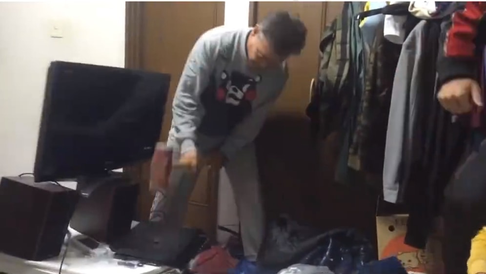 Bir Babanın İsyanı: Oğlunun Oyun Oynamasına Sİnirlenen Baba Playstation'u Balyozla Kırdı