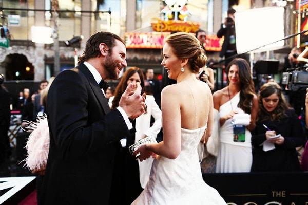 Jennifer, Bradley'in şakalarına her zaman gülüyor!