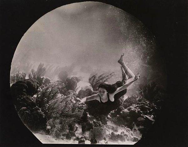 3. Williamson, 1922 yapımı bir sessiz film olan "Wonders of the Sea" için oyuncu Lulu McGrath'ın bu fotoğrafını çekmiş.