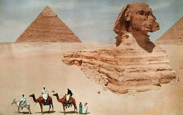 5. 1925 yılında çekilmiş bu fotoğraf, henüz tam olarak kazıların yapılmadığı bir dönemde Giza Piramidi'nin nasıl göründüğünü yansıtıyor.