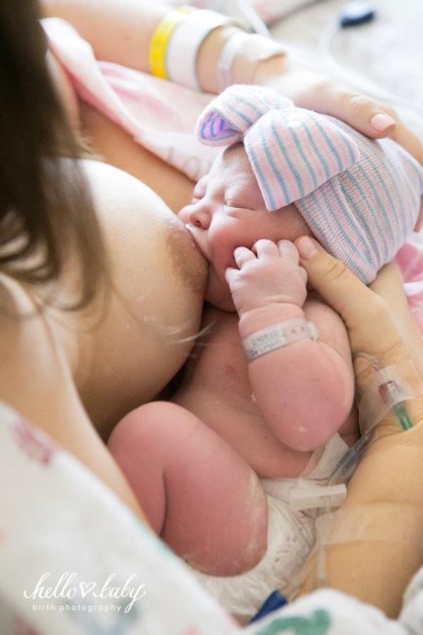 16. Yeni doğmuş bir bebeğin ilk beslenişi.