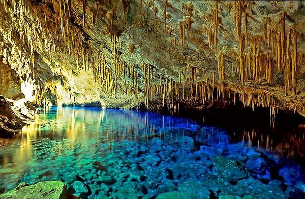 4. Dünyanın en büyük yeraltı gölü ve mağaraları Gruta do Lago Azul'u gezebilirsiniz.
