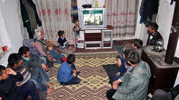 Elektrik dağıtım firmasının yetkililerinden edinilen bilgiye göre Küme Evleri sakinlerine, inşaat ruhsatı olmadığı için günümüze kadar elektrik verilememişti.