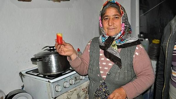 Şimşek ailesinin gelini Havva Şimşek ise geçen yıl evlendikten sonra Niğde'ye geldiğini, bir yıldır elektrik olmayan evde yaşamanın zorluğunu gördüğünü belirtti.