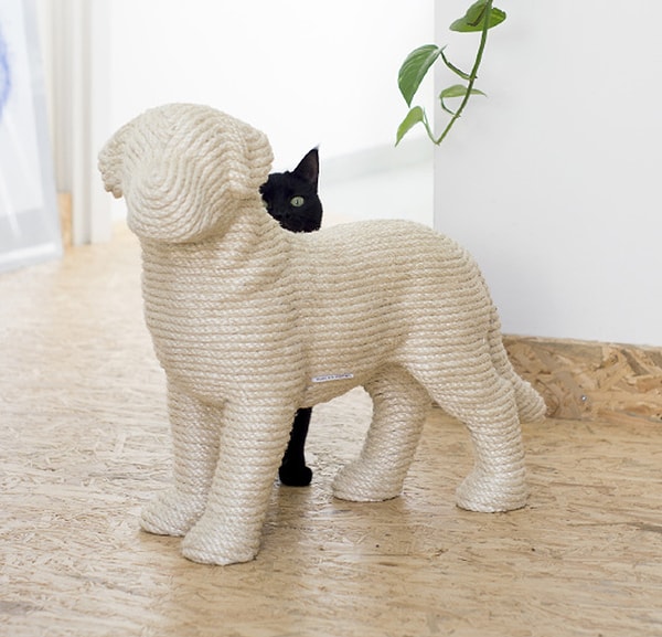 11. Когтеточка для кошек в форме собаки.