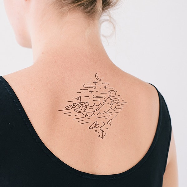 13. Временная татуировка с темой из любимой книги.