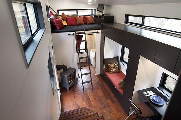 Küçük bir alan olmasına rağmen iki, üç kişinin sorunsuzca yaşayabileceği bir ortamı hayal ederek bu karavan evi inşa ettiler.