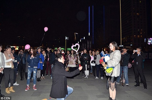 O büyülü an gelmişti; adam kadının önünde diz çöktü ve ona evlenme teklif etti.