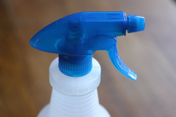 Hidrofobik ve süperhidrofobik cam kaplamaları, su damlalarının yüzey üzerinde yuvarlanmasını sağlar ve bu süreçte tozu “süpürür”.