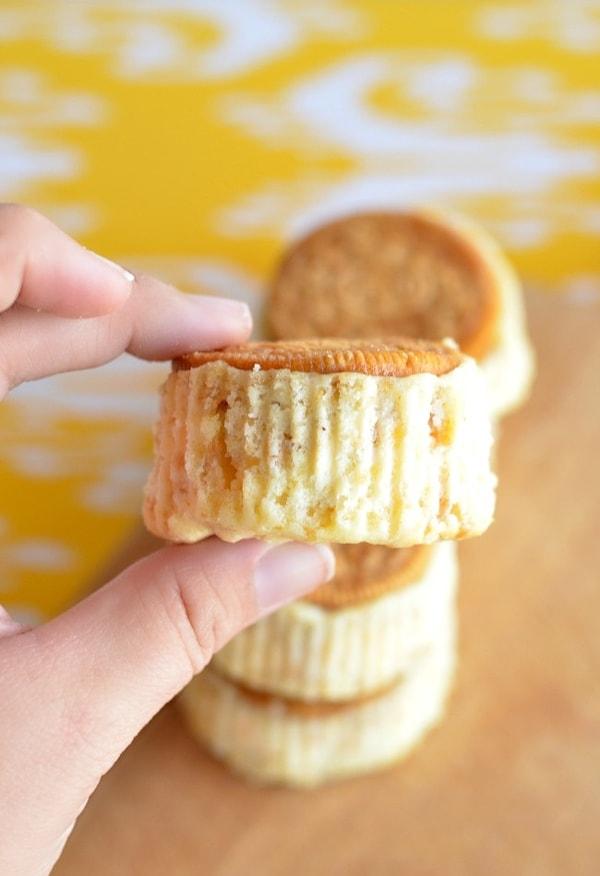 1. Minicik cheesecakelerinizin tabanını kremalı bisküvi ile yapabilirsiniz.