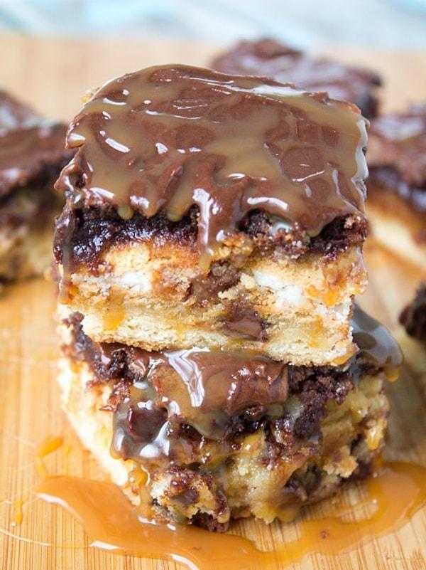 4. Bir tarafı brownie bir tarafı kurabiye tam ortasında da kremalı bisküvi olan bir tatlıya var mısınız?