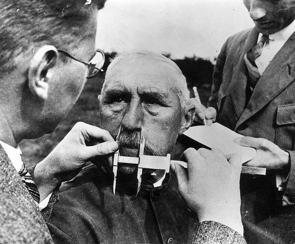 27. Nazi Almanyası Ari ırkı belirleme testleri sırasında burnu ölçülen bir Yahudi adam, 1940.