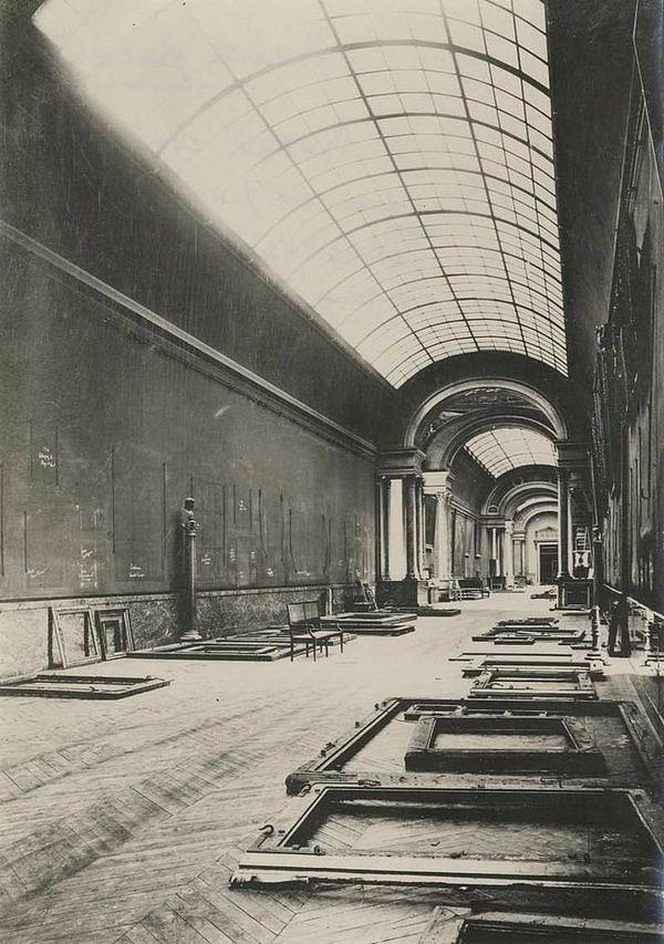 2. 2. Dünya Savaşı boyunca terkedilmiş vaziyette olan Louvre Müzesi, 1940'lar.
