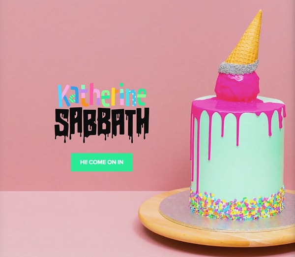 Чтобы фанаты Кэтрин смогли насладиться ее творчеством в полной мере, она сделала свой веб-сайт и завела страничку в фейсбуке.