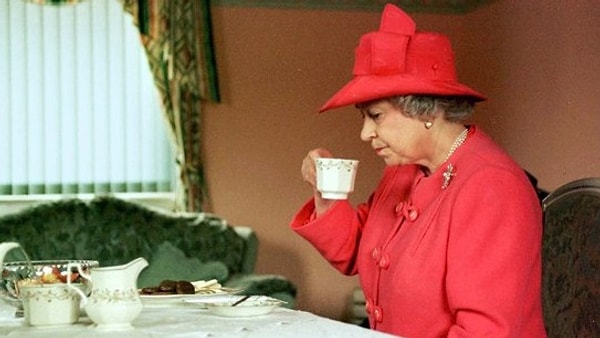 1. В 5 вечера жизнь в Англии останавливается, потому что все дружно садятся за стол и пьют чай из изящных фарфоровых чашечек.