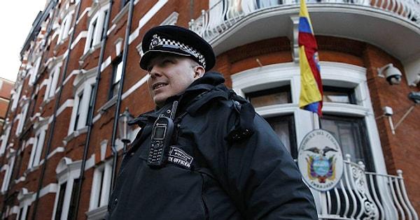 Bu sene İngiliz polisi ekonomiye getirdiği yüksek külfet nedeniyle büyükelçiliğin önündeki 24 saatlik nöbetini sonlandırdı.