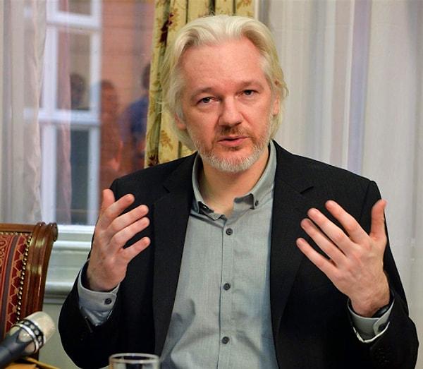 Assange kimi zaman elçilik binasında basın toplantıları düzenliyor.