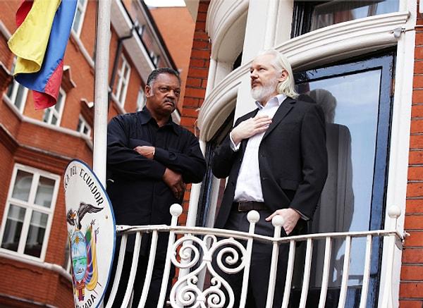 Elçilik binasından dışarı adım atmak Assange için tutuklanmak anlamına geliyor.