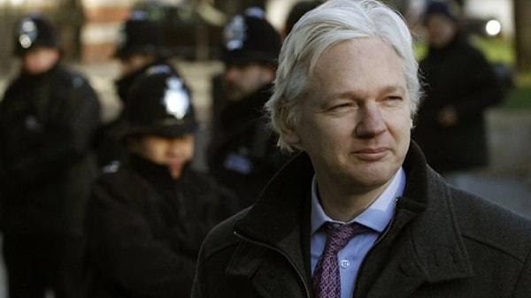 Assange, son basın toplantısında yakın zamanda elçilikten ayrılabileceğinin sinyallerini verdi.