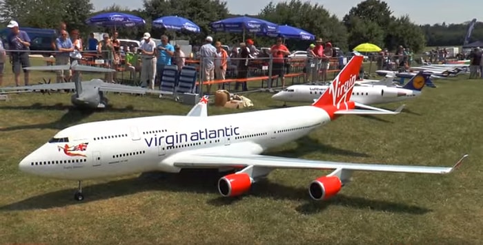 Gerçeğinden Pek Farkı Olmayan Dev Boeing 747-400 Maket Uçağı